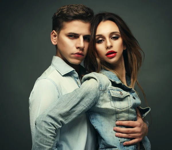 Concepto de moda y gente: foto de moda de una pareja apasionada sexy que usa jeans — Foto de Stock