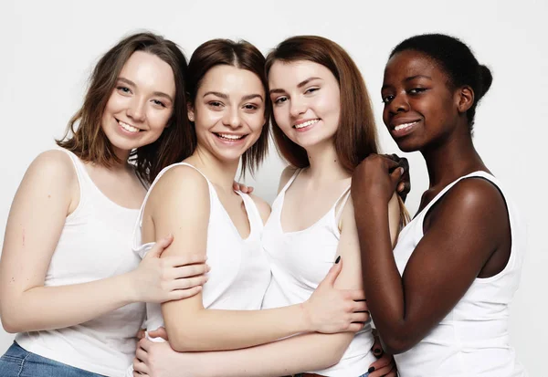 Grupp om fyra flickor vänner av olika nationaliteter — Stockfoto