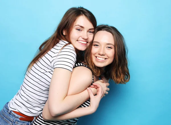 Дві красиві дівчини-підлітки посміхаються обійми і отримують задоволення — стокове фото
