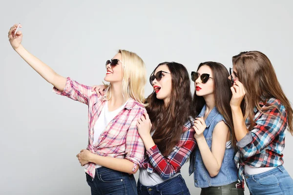 Akıllı telefonlu mutlu genç kızlar selfie çekiyor. — Stok fotoğraf
