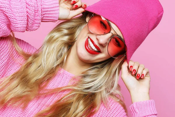 Cool cheerful girl with bright red lips wears modern knitted cap — Stock Photo, Image