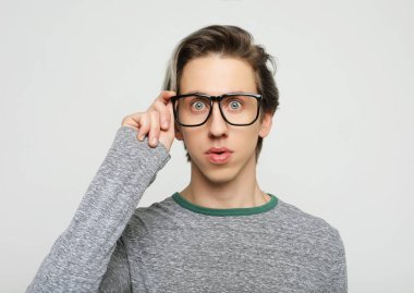 Şaşırmış genç çılgın adam stres hissediyor..