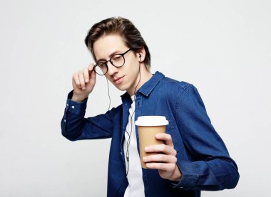 Hippi adam hazır kahveyle bekliyor.