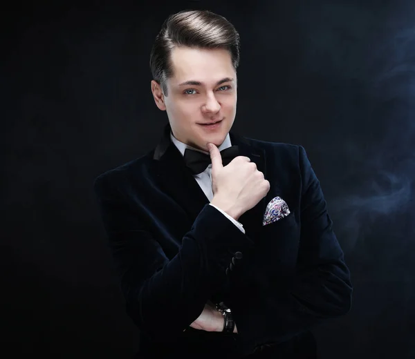 Knappe stijlvolle man in elegant zwart pak — Stockfoto