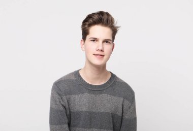 Stüdyoda poz veren çekici genç çocuk.