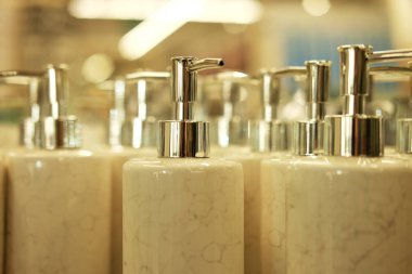 Dükkanda sabun şişeleri