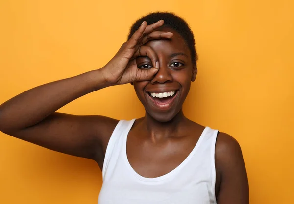 黄色の背景に隔離された美しい幸せな若いアフリカ人女性 — ストック写真