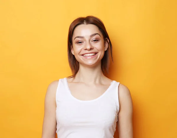 Retrato de mujer joven positiva con expresión alegre — Foto de Stock