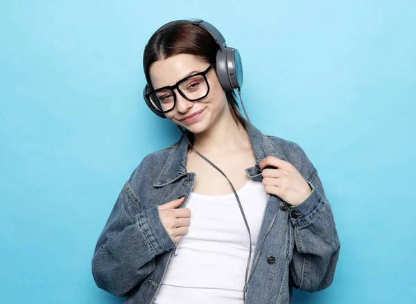 Belle jeune femme à l'écoute de la musique dans les écouteurs — Photo