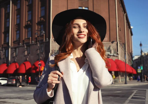 Χαμογελώντας ευτυχισμένη γυναίκα φοράει κομψό καπέλο, παλτό. Το περπάτημα στο δρόμο της Ευρωπαϊκής πόλης μοντέλο. — Φωτογραφία Αρχείου