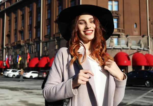 Χαμογελώντας ευτυχισμένη γυναίκα φοράει κομψό καπέλο, παλτό. Το περπάτημα στο δρόμο της Ευρωπαϊκής πόλης μοντέλο. — Φωτογραφία Αρχείου