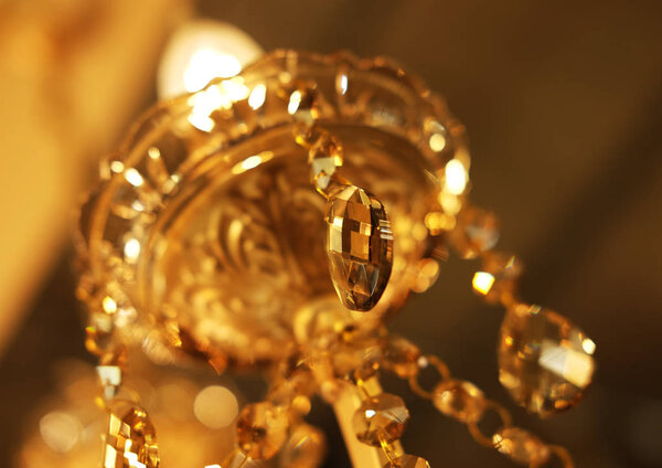 потолочные лампы, люстры в магазине