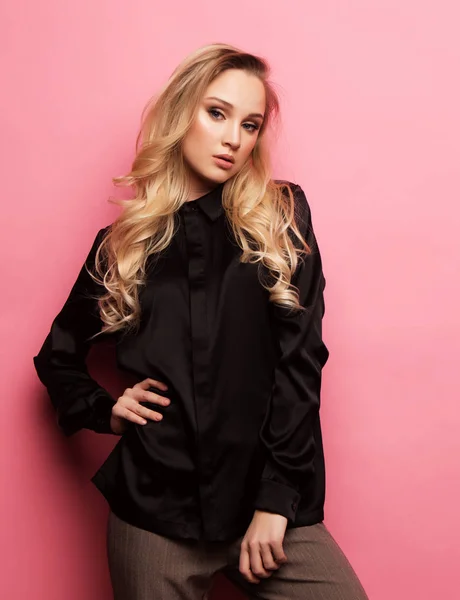 Mooi model poseren voor een foto in trendy kleding over roze achtergrond — Stockfoto