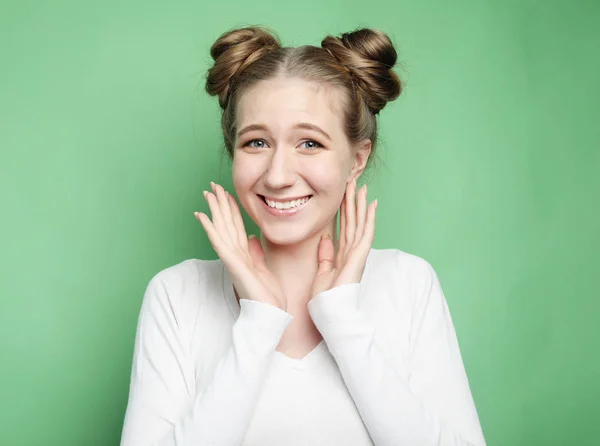 Estilo de vida y el concepto de la gente: Mujer joven sorprendida gritando sobre fondo verde —  Fotos de Stock