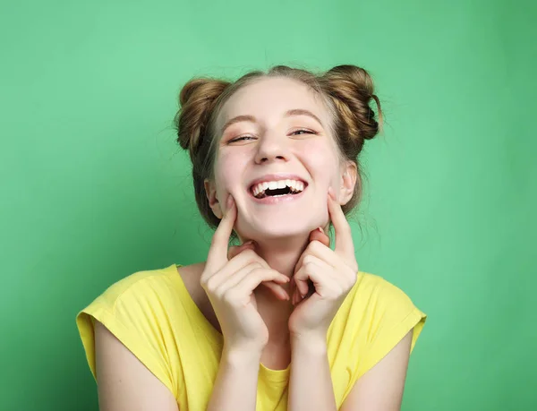 Retrato de hermosa chica alegre sonriendo mirando a la cámara — Foto de Stock