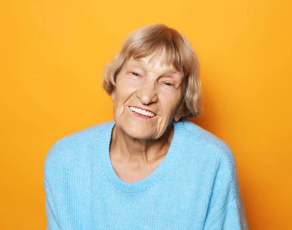 Grijze harige oude mooie mooie lachen vrouw. — Stockfoto