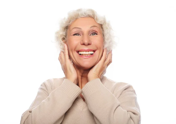 Estilo de vida, la emoción y el concepto de la gente: gris pelo viejo agradable hermosa mujer riendo. Aislado sobre fondo vwhite — Foto de Stock