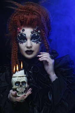Gotik vampir kadın kafatası ile