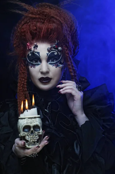 Gotik vampir kadın kafatası ile — Stok fotoğraf