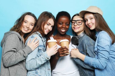 Çok ırklı dostluk ve insanlar kavramı. 