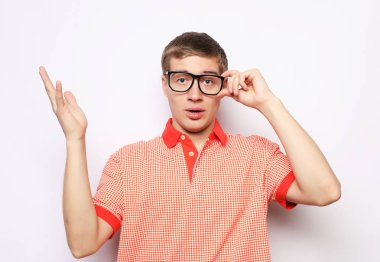 Şaşırmış genç çılgın adam stres hissediyor..