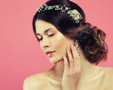 Kadın eli küpeli, küpeleri alıyor, küpe takıyor..