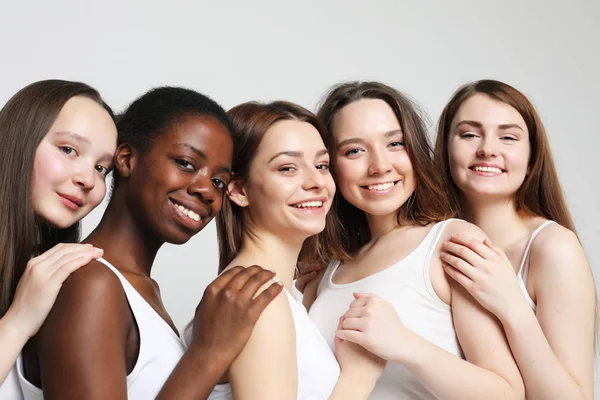 Cinco meninas multirraciais, africanas americanas, europeias e asiáticas — Fotografia de Stock