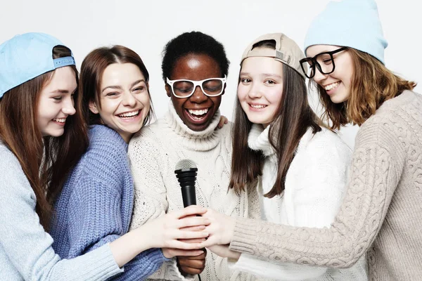 多国籍の女子グループ10代の友達会社がマイクを使って楽しく — ストック写真