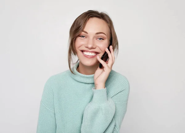 Hermosa mujer alegre hablando en el teléfono móvil — Foto de Stock