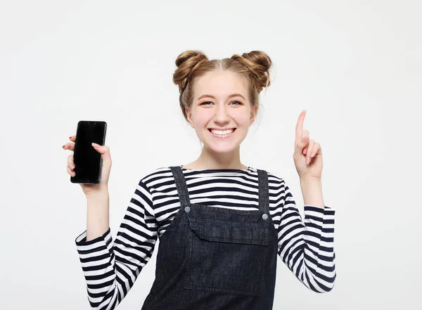 ライフ スタイルと人々 の概念: 携帯電話を押し [ok] ジェスチャー分離を示す満足のカジュアルな女の子の肖像画 — ストック写真