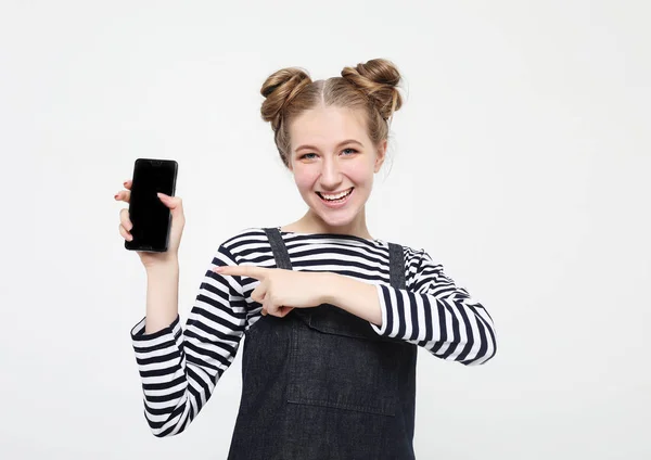 Спосіб життя і концепція людей: усміхнена жінка вказує на смартфон — стокове фото
