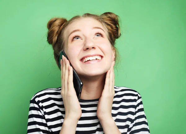 Schöne, fröhliche Frau, die mit dem Handy spricht — Stockfoto