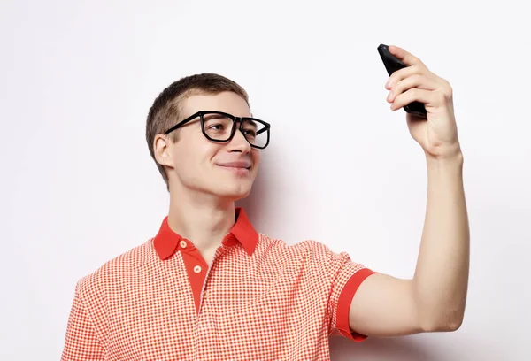 Foto de un hombre guapo sonriendo en la cámara tomando selfie — Foto de Stock