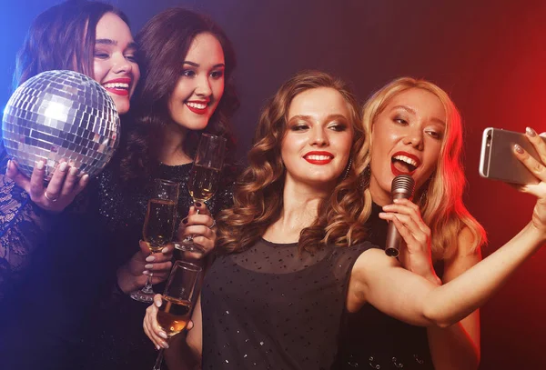 Primer plano de grupo de chicas riendo teniendo fiesta, tomar uno mismo — Foto de Stock