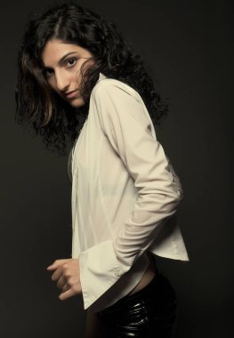 siyah arka plan üzerine güzel bir kız