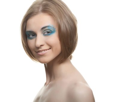 Beyaz tenli genç kadın.