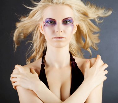 yaratıcı makyaj ile seksi kadın