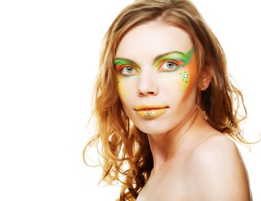 Güzel görünüyorsun. Kadın beyaz arka plan üzerinde