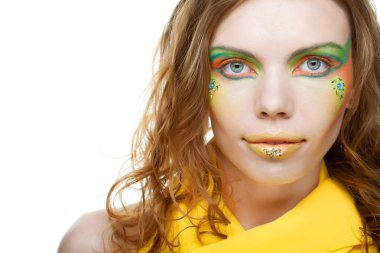 Güzel görünüyorsun. Kadın beyaz arka plan üzerinde