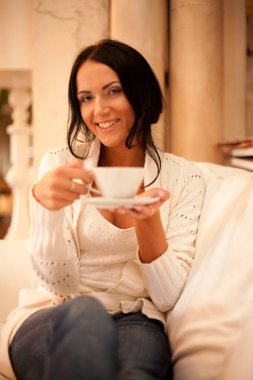  bir kupa kahve tutan kadın 