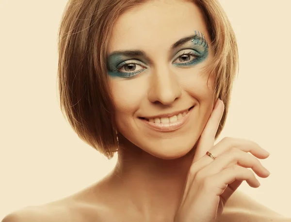 Un maquillage créatif. Jeune femme — Photo