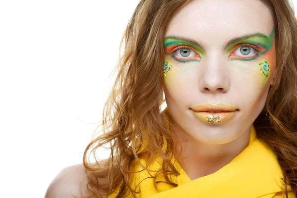 Güzel görünüyorsun. Kadın beyaz arka plan üzerinde