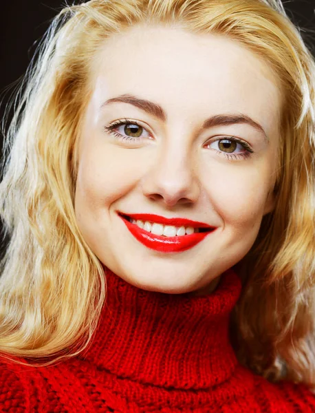 Χαμογελώντας ξανθιά σε κόκκινο πουλόβερ — Φωτογραφία Αρχείου