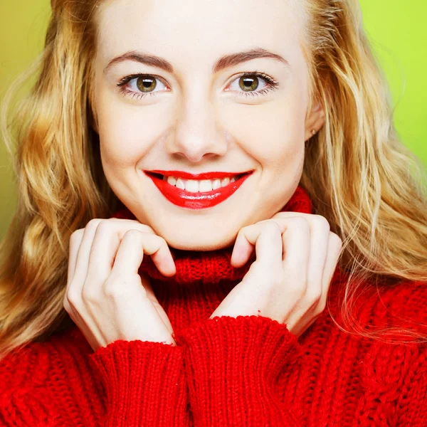 Sonriente rubia en suéter rojo —  Fotos de Stock