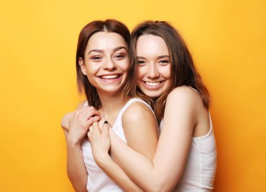 Hugs gülen ve having fun iki güzel genç kız portresi yaşam tarzı kapatın