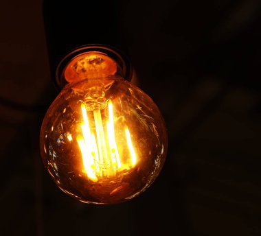 Mağazanın arka planında tavan lambaları