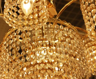 Mağazada tavan lambaları, avizeler