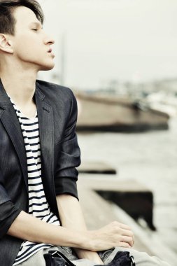  giyiyor rahat açık havada genç adam 