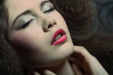 Parlak makyajlı güzel bir kadın.