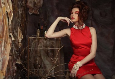 Kırmızı elbiseli genç bayan.